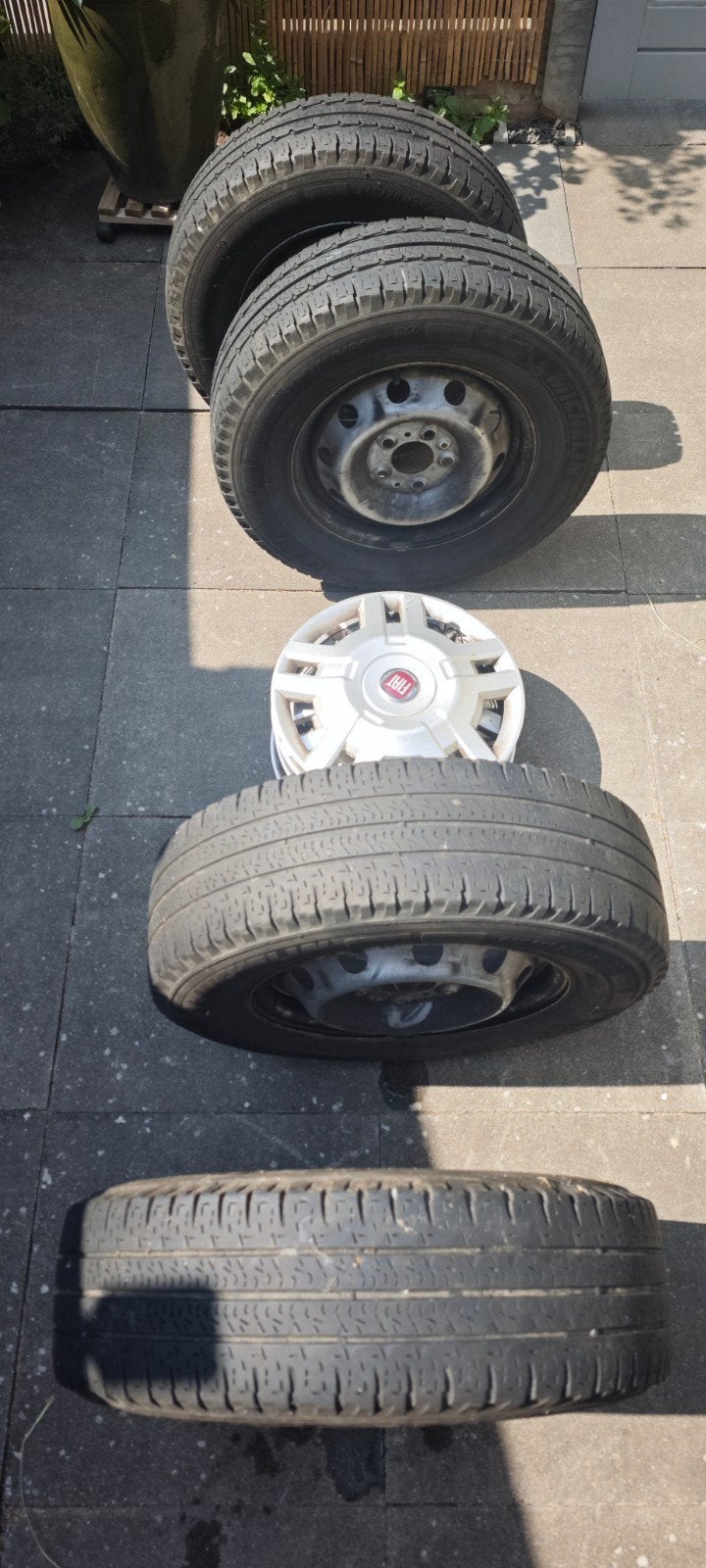 4 Michelin banden 215/70R15 met wieldoppen Fiat Ducato, Ophalen, 15 inch, Banden en Velgen, All Season