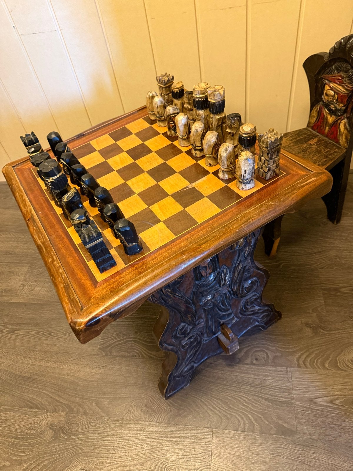 Antieke schaaktafel met handgesneden schaakstukken en stoel, Ophalen