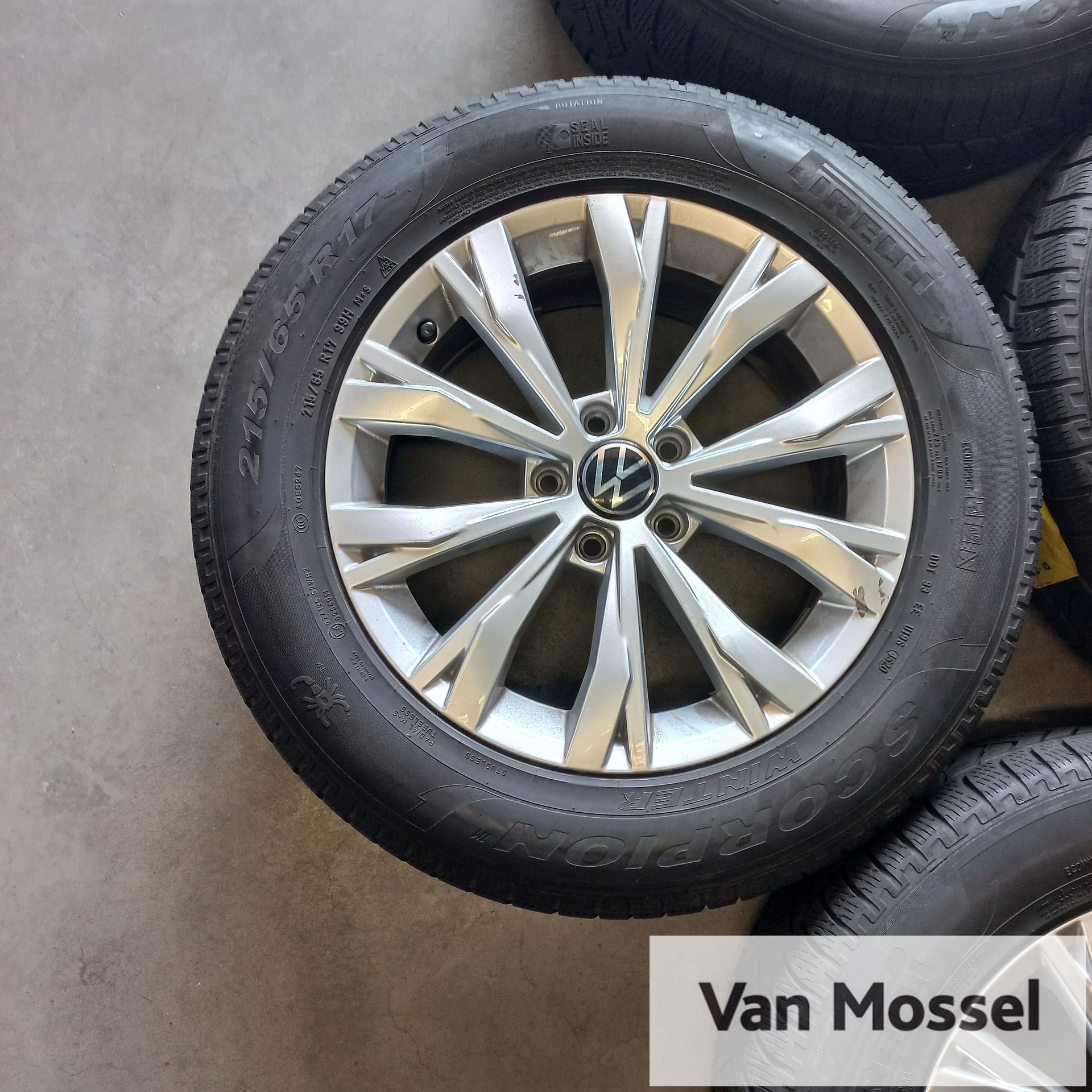 Volkswagen Tiguan Pirelli Scorpion Winter 215/65/R17 99H, -, -, Banden en Velgen, 17 inch