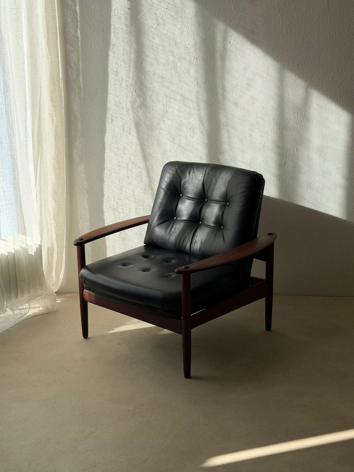 Scandinavische fauteuil teak & zwart leer jaren 60, Gebruikt, Mid century, Ophalen of Verzenden, Hout