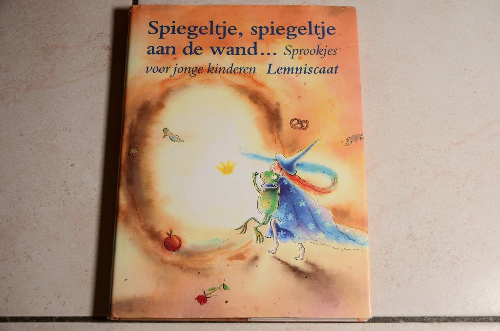 Spiegeltje Spiegeltje aan de wand Sprookjes, Ophalen of Verzenden, Zo goed als nieuw, Sprookjes, Voorleesboek
