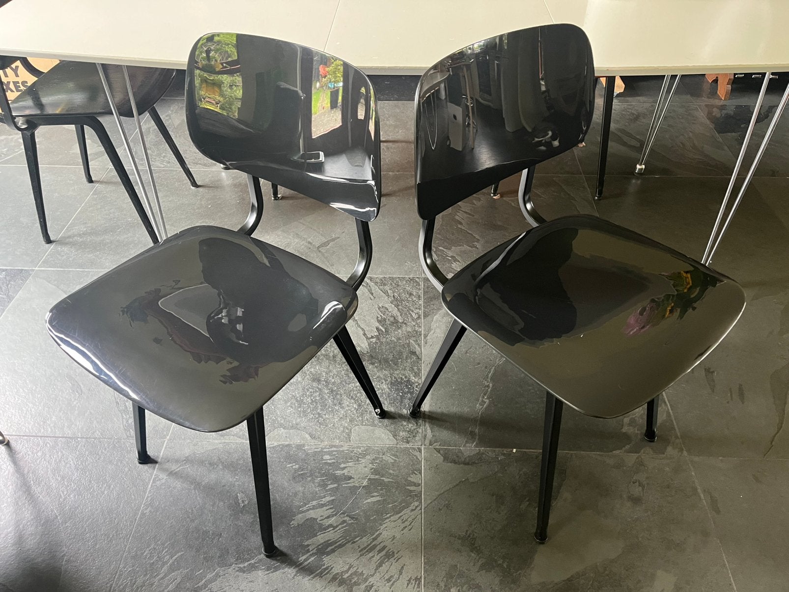 Revolt Ahrend stoelen, Ophalen, Twee, Zwart, Zo goed als nieuw