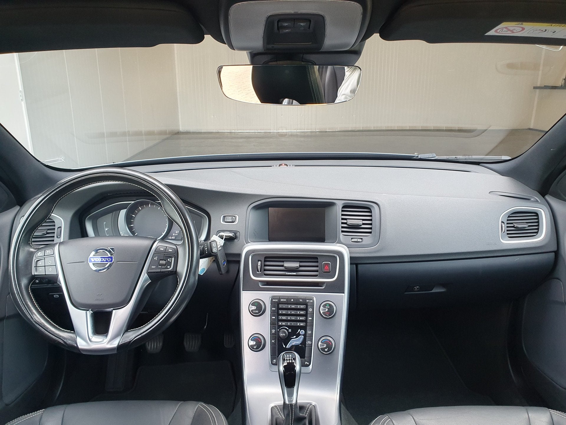 Volvo V60 2.0 T4 Polar+ NAVI/PDC/LEDER/CRUISE/CLIMA/LMV, Automatische klimaatregeling, Gebruikt, Euro 6, 1969 cc