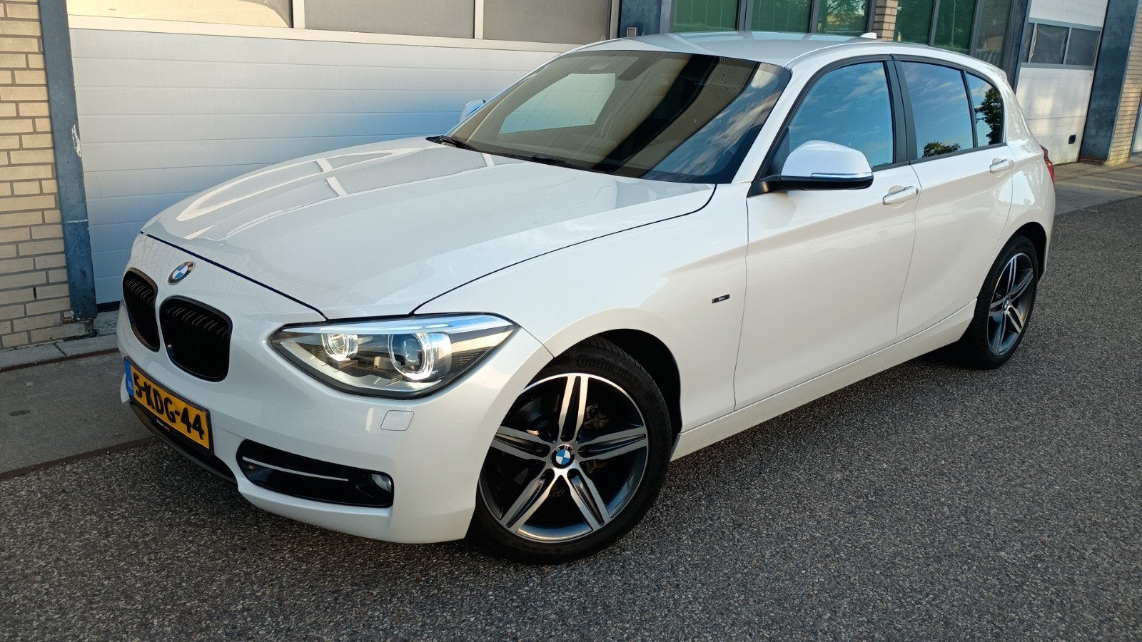 BMW 1-Serie 114I 75KW 5-DR 2013 Wit  met mankement, Auto's, BMW, 1-Serie, Achterwielaandrijving, 4 cilinders, Wit
