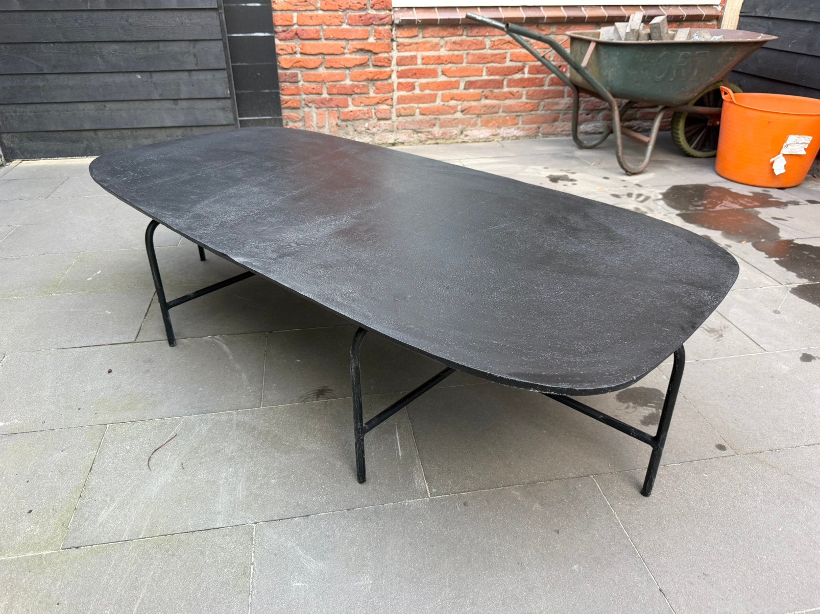 Zwarte zware gietijzeren salontafel  op stalen onderstel, Tuin en Terras, Tuinsets en Loungesets, Ophalen, Zo goed als nieuw, Overige materialen