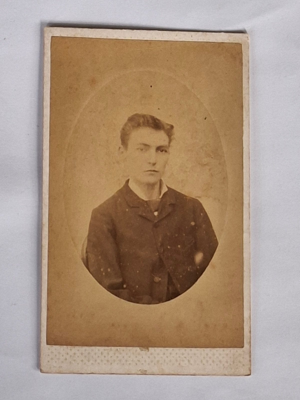 CDV- portret- studio- jongen- Frankrijk- Alexis Millet, Ophalen of Verzenden, Voor 1940, Overige onderwerpen, Foto