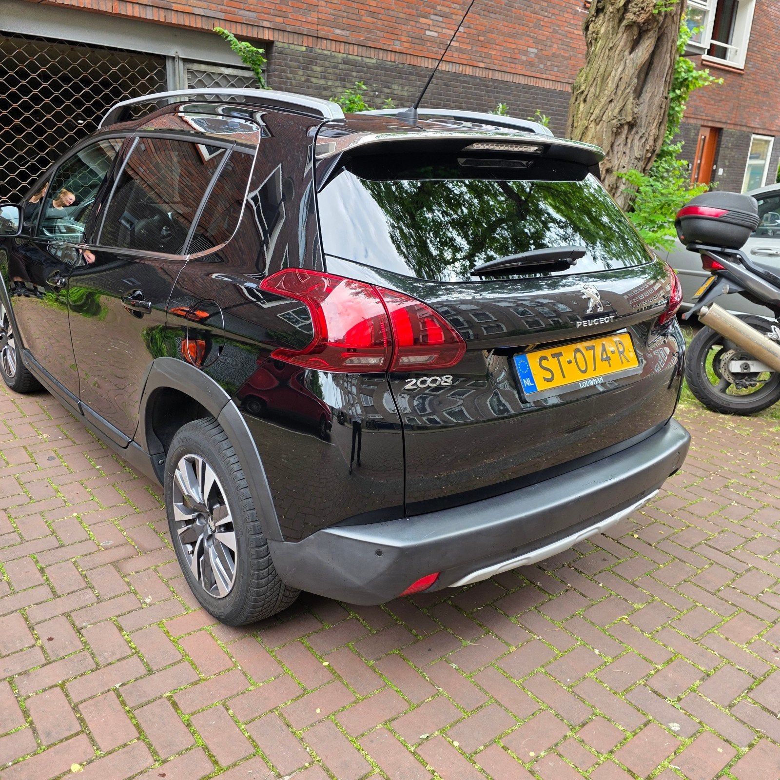 Peugeot 2008 1.2 Allure 110pk | Uniek: 48k km! | Louwman, Auto's, Peugeot, Voorwielaandrijving, 1250 kg, Zwart, Origineel Nederlands