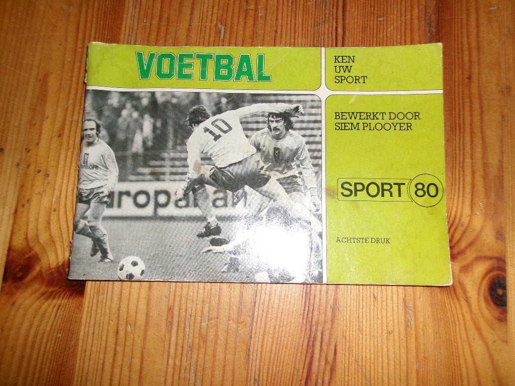 Voetbal - ken uw sport - siem plooyer, Ophalen of Verzenden, Gelezen, Balsport