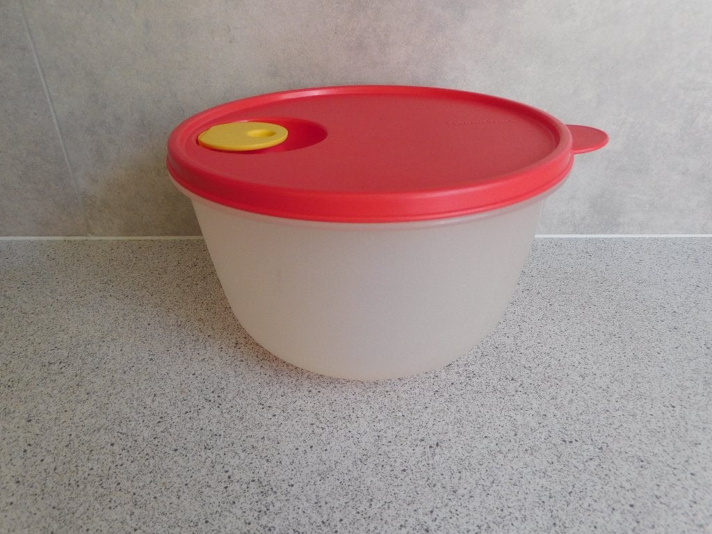 Tupperware Crystal Wave Kom 2 Ltr. Koraal Rood, Gebruikt, Ophalen of Verzenden, Met deksel, Bak of Kom