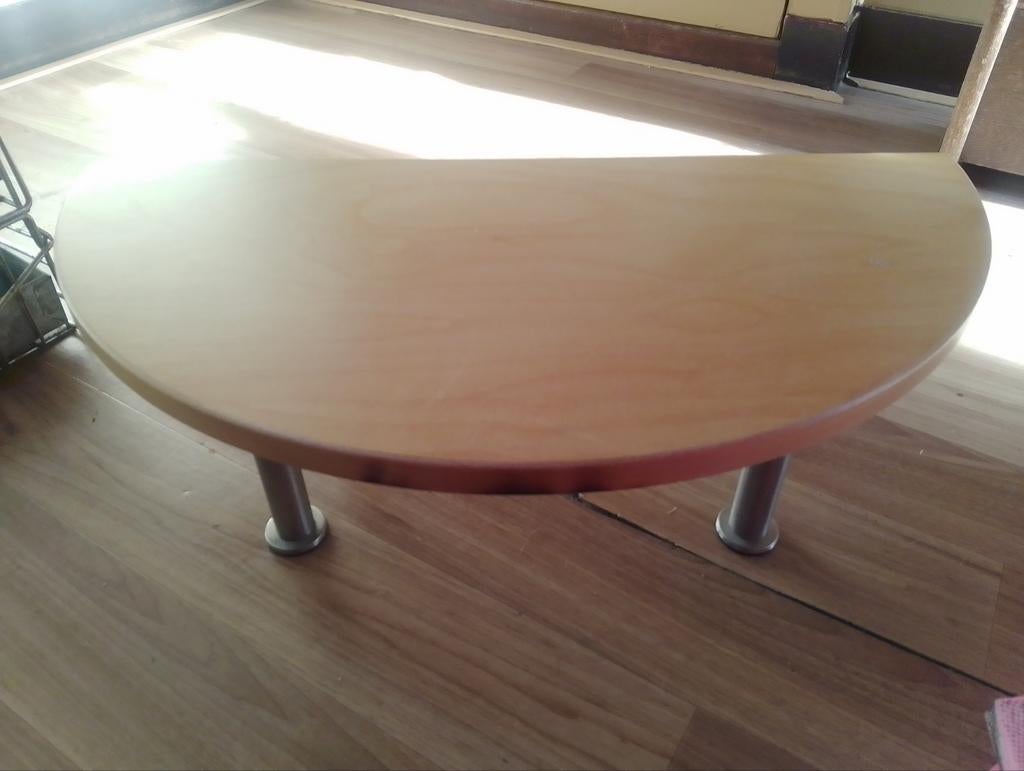 Half ronde houten verhoging met metalen poten voor computer., Ophalen of Verzenden, Gebruikt