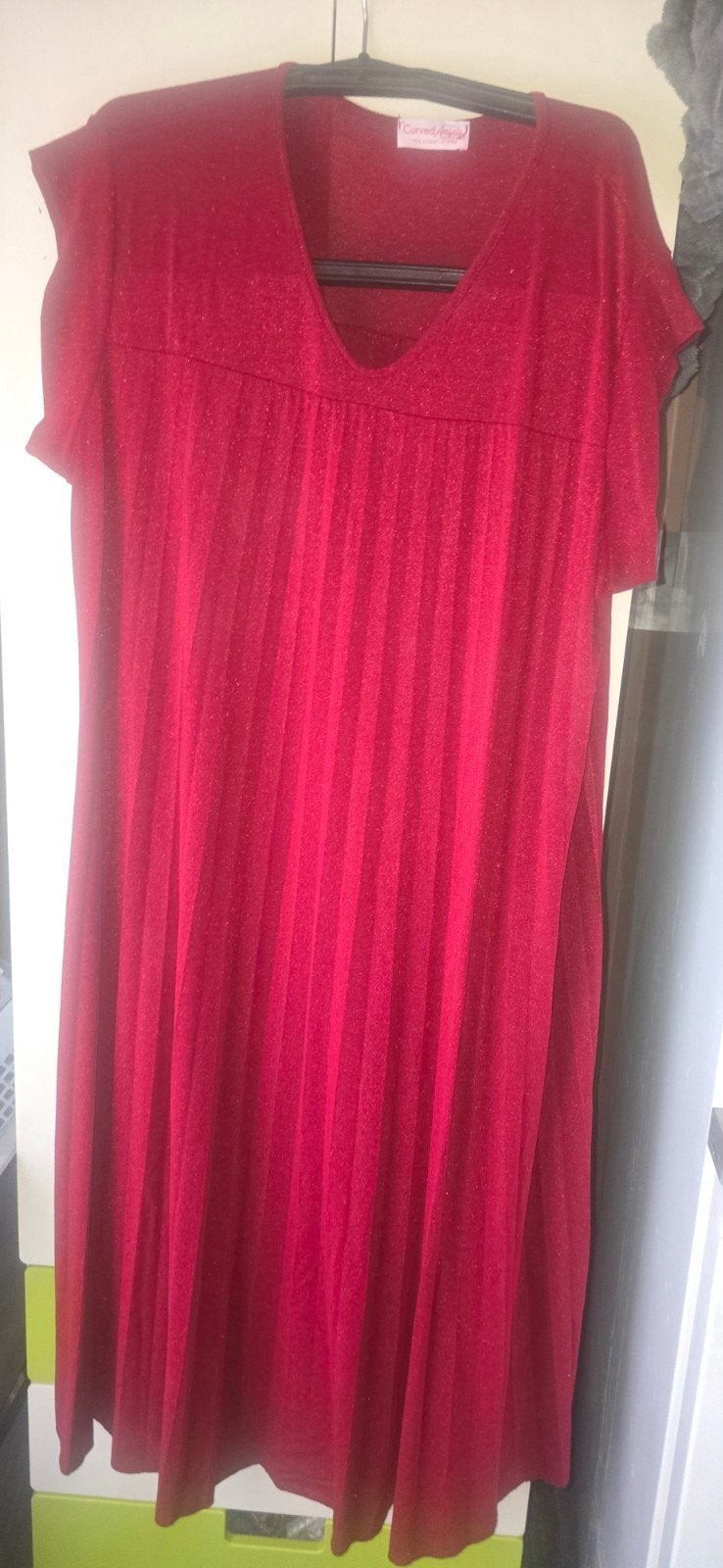 Nieuwe glitter plissé jurk maat onezise draagbaar tot 54/56, Ophalen, Jurk, Nieuw, Curved angels