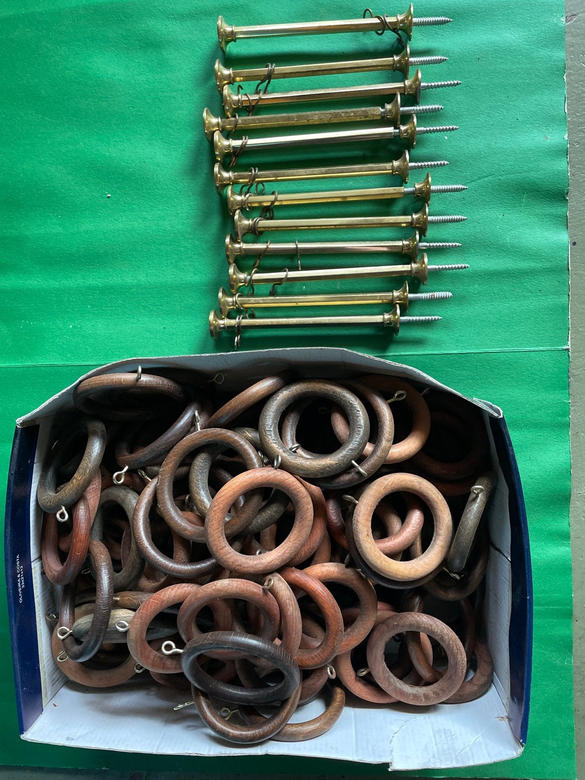 Gordijnringen: 112 houten ringen en 12 messing houders, Met ringen, Gebruikt, Bruin, Hout