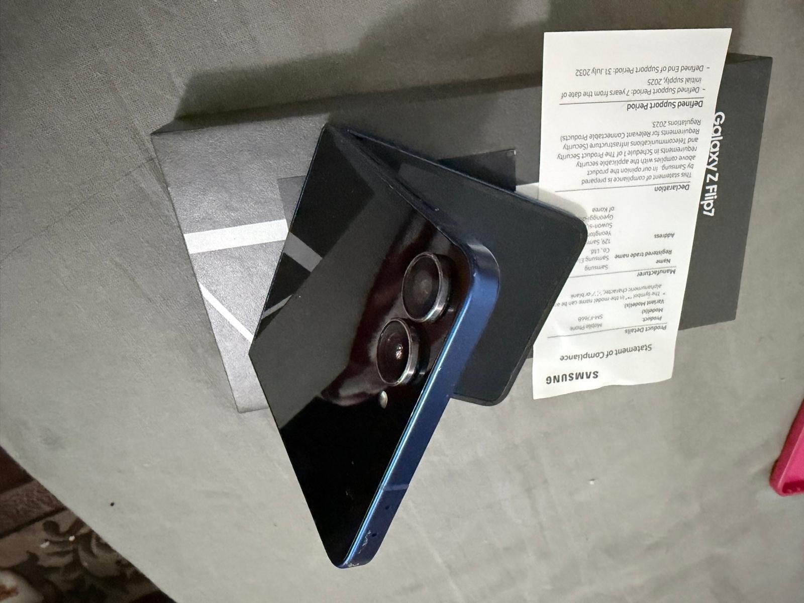 Foto 3 van Samsung Galaxy Z Flip7 256GB - Zo goed als nieuw
