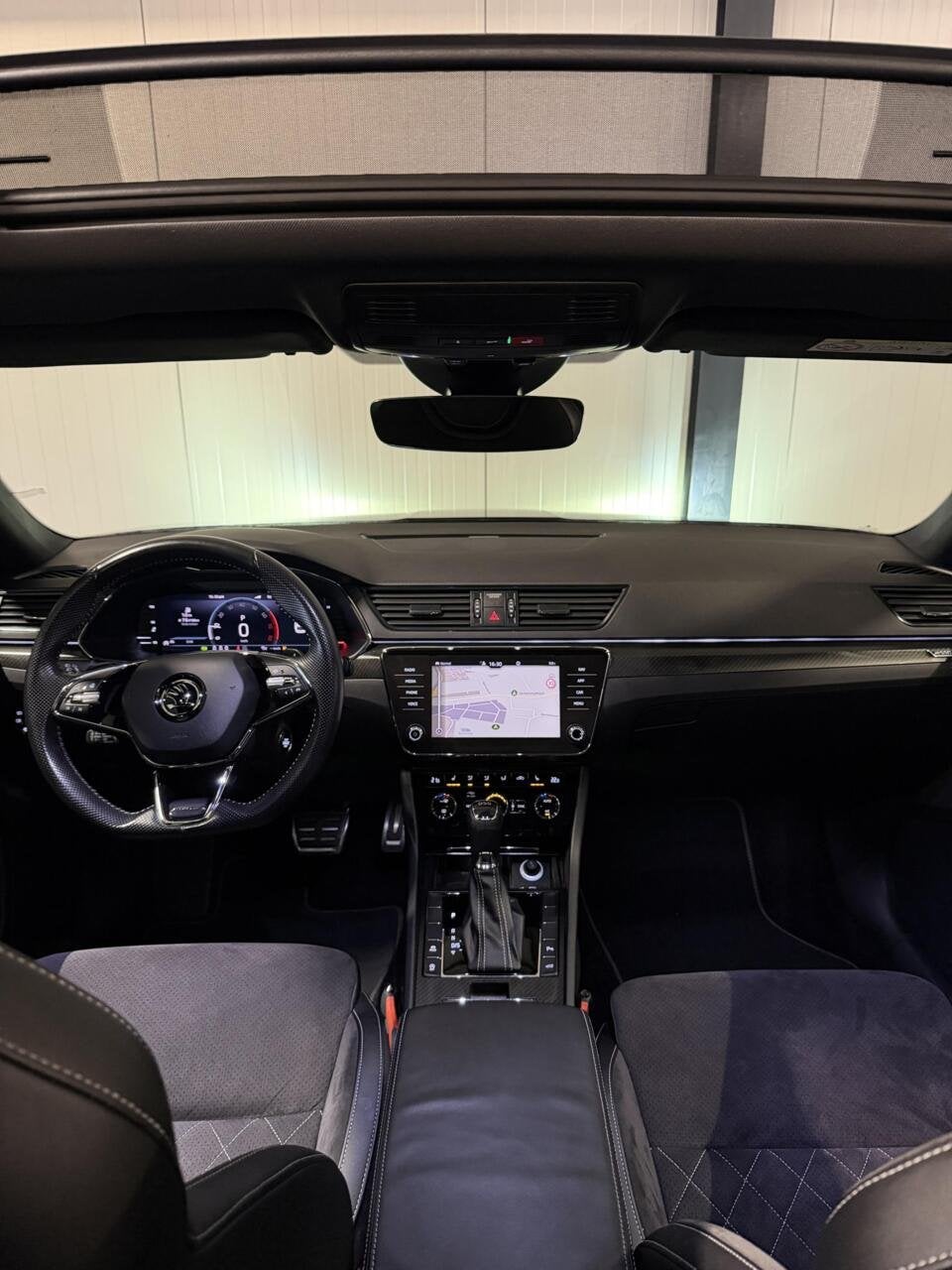 Skoda Superb 1.5 TSI Sportine Pano Virtual Trekhaak Memory, Auto's, Euro 6, 4 cilinders, 150 pk, Zwart
