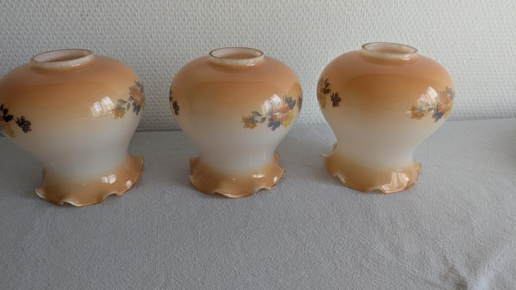 Opaline Franse lampenkapjes iets oranje, wit en bloemen, Ophalen of Verzenden, Wit, Rond