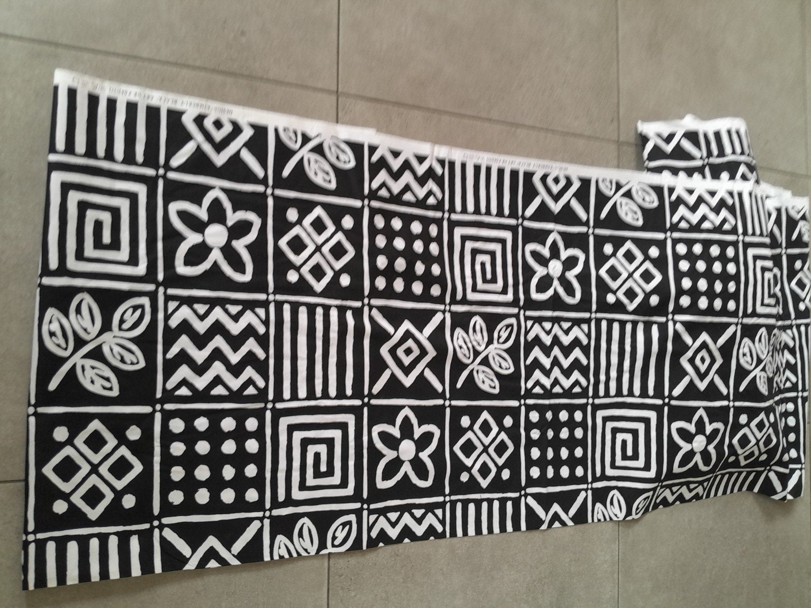 Zwart-witte stof met Afrikaanse print - 11,75 x 1,40 cm, Ophalen of Verzenden