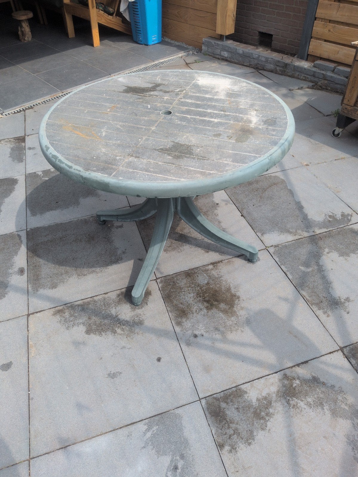 Gratis af te halen: Plastic tuintafel, Ophalen, Gebruikt, Rond, Plastic