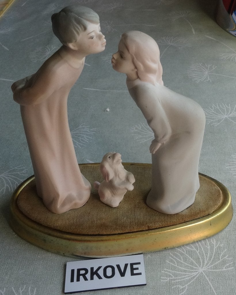 LIEF BISCUIT BEELDJE OUD * Kusje ? *, Antiek en Kunst, Verzenden
