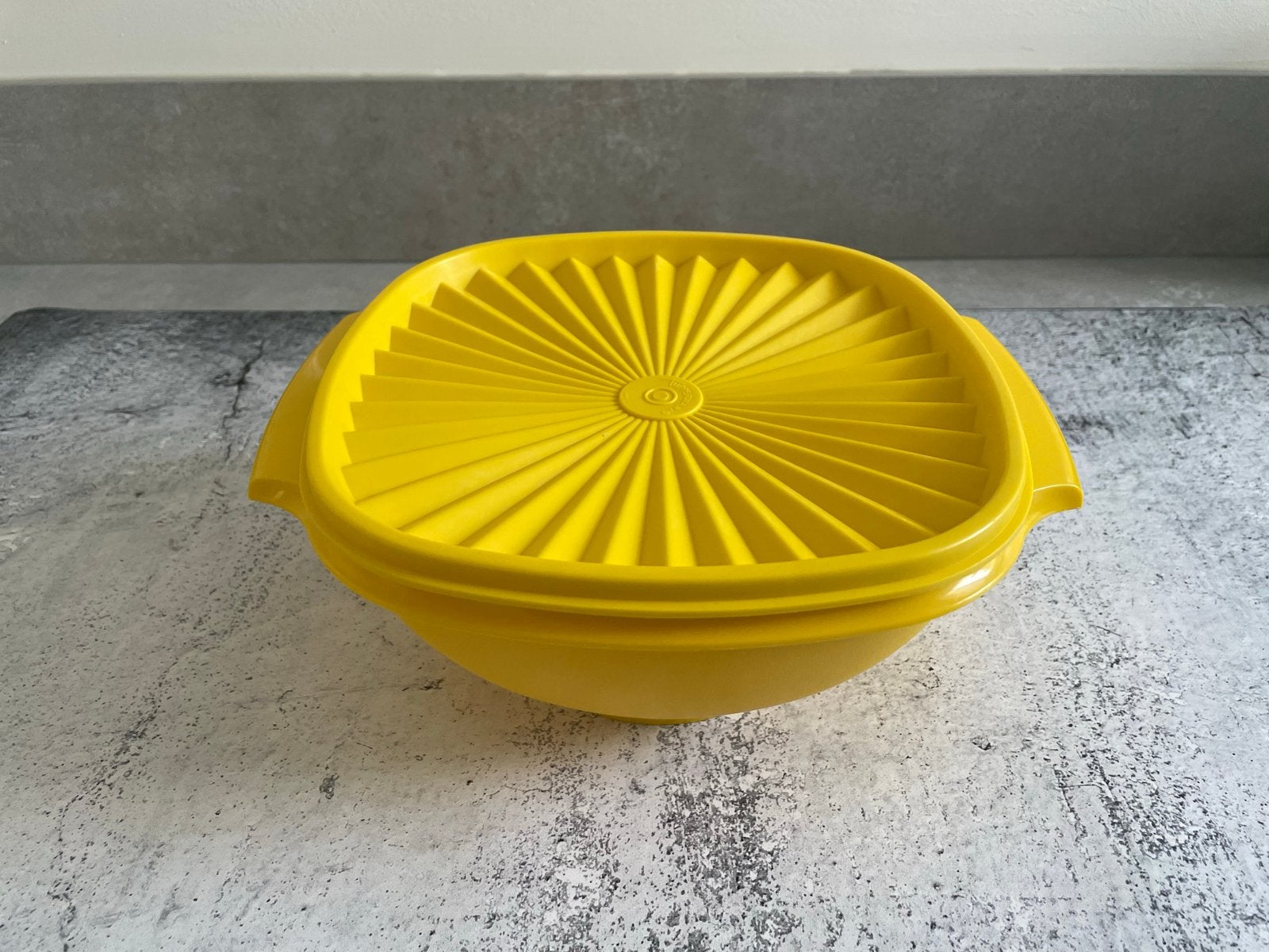 Vintage Tupperware schaal geel met zonnedeksel - 21x10 cm, Huis en Inrichting, Keuken | Tupperware, Ophalen, Schaal, Geel, Zo goed als nieuw