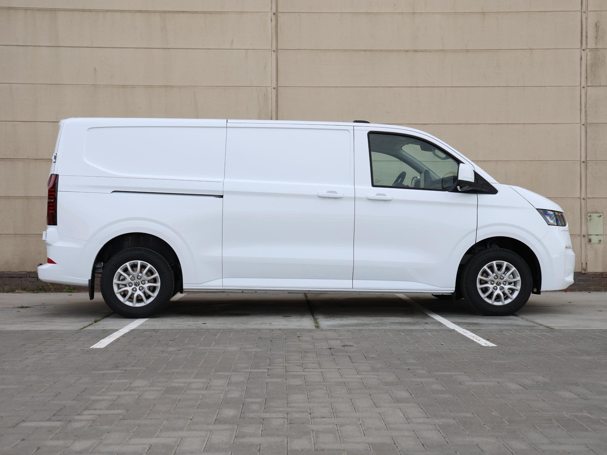 Volkswagen Transporter Style L2 2.5 eHybrid 233PK Automaat |, Auto's, Automaat, 4 cilinders, Volkswagen, Wit