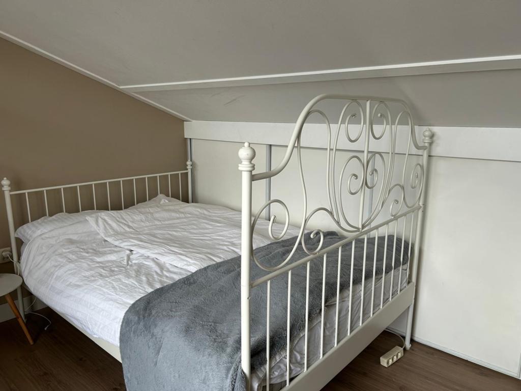 Gratis Ikea Leirvik wit metalen bedframe 140x200 cm, Huis en Inrichting, Slaapkamer | Bedden, Ophalen, Gebruikt, Wit, Tweepersoons