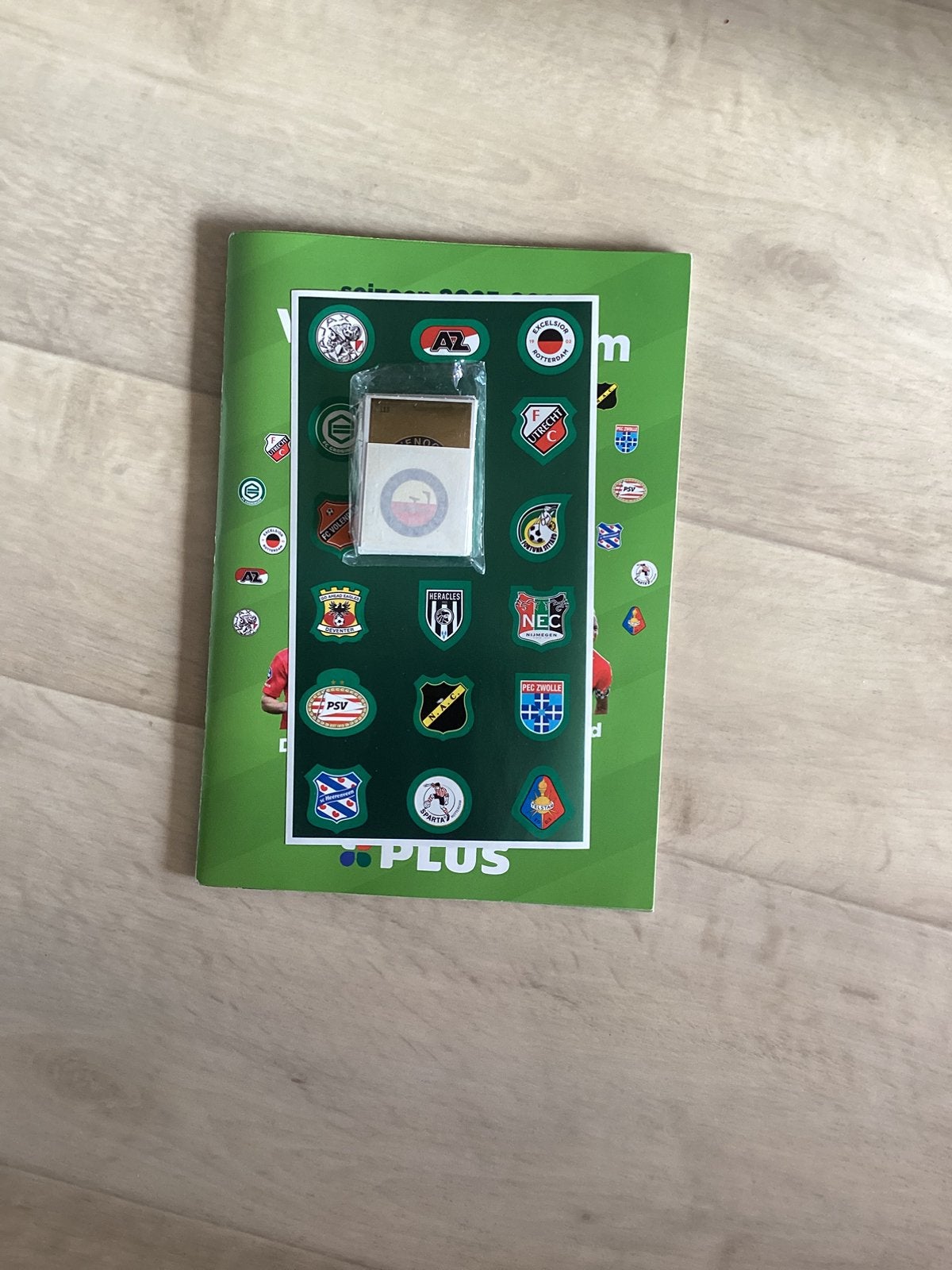 Voetbal boek +  plaatjes al in geplakt compleet + exsta vel, Plus, Ophalen of Verzenden