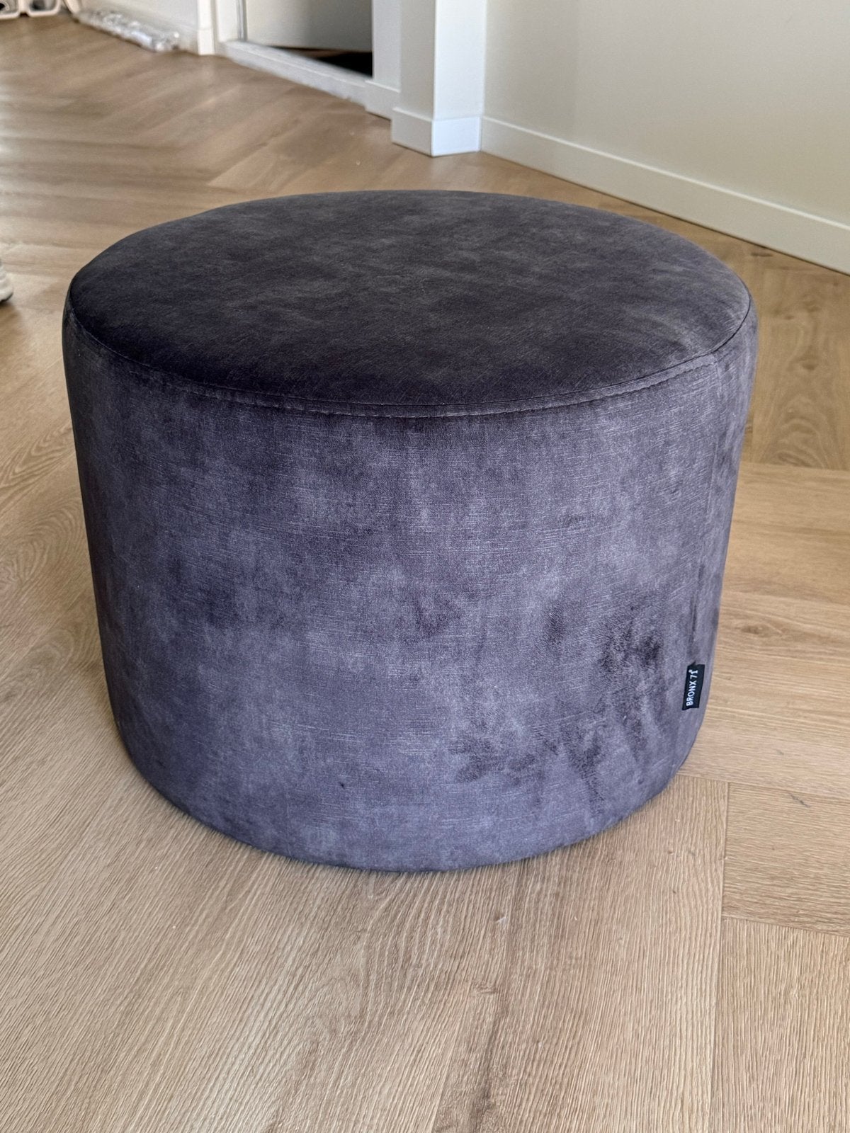 Velvet Poef Beau Antraciet Livin24, Minder dan 50 cm, Rond, Ophalen of Verzenden, Zo goed als nieuw