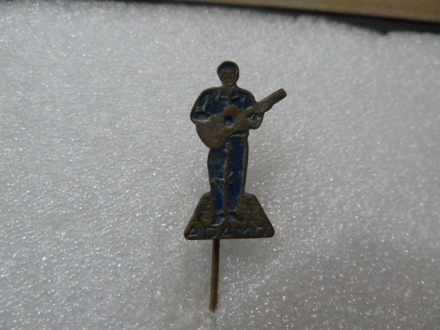 Vintage Speldje: Man met Gitaar - Adamo, Verzamelen, Ophalen of Verzenden, Gebruikt, Overige onderwerpen, Speldje of Pin