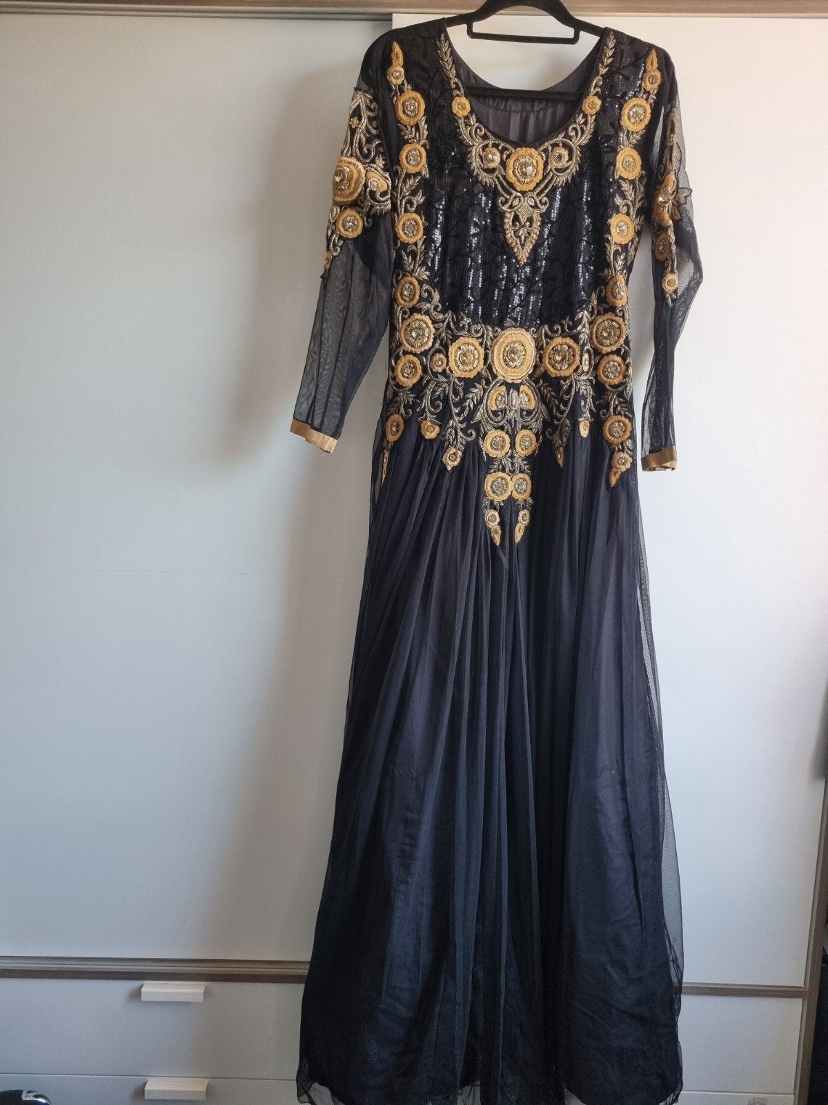 Zwarte galajurk met gouden borduursels, Zwart, Maat 42/44 (L), Ophalen of Verzenden, Onder de knie