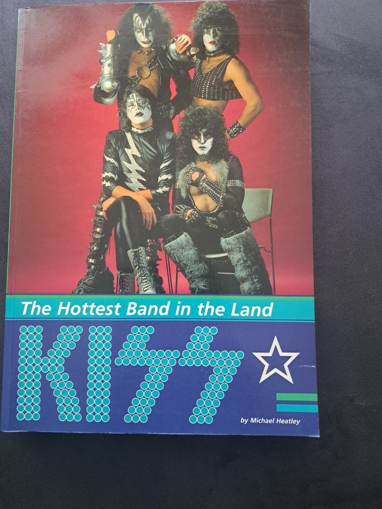 Kiss - The Hottest Band in the Land, Verzamelen, Verzenden, Zo goed als nieuw, Boek, Tijdschrift of Artikel