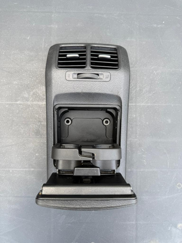 Ventilatierooster + Bekerhouder achter Golf 6R, Ophalen