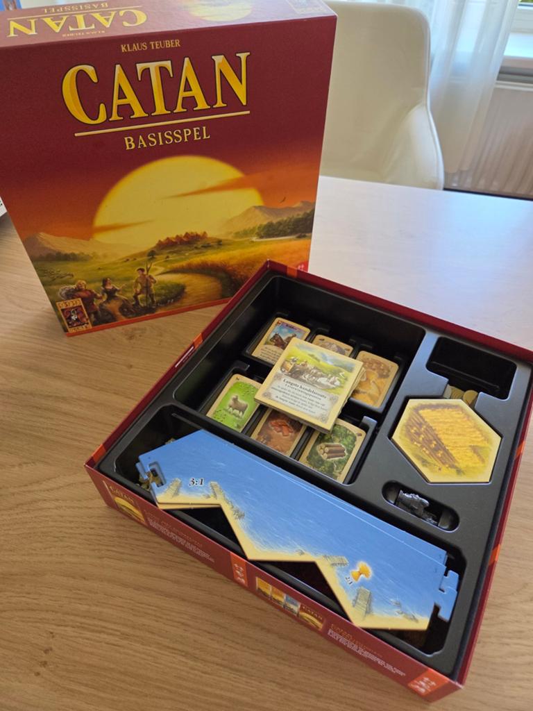 Catan basisspel - Plastic editie (doos beschadigd), Drie of vier spelers, Ophalen of Verzenden, Zo goed als nieuw, 999 Games