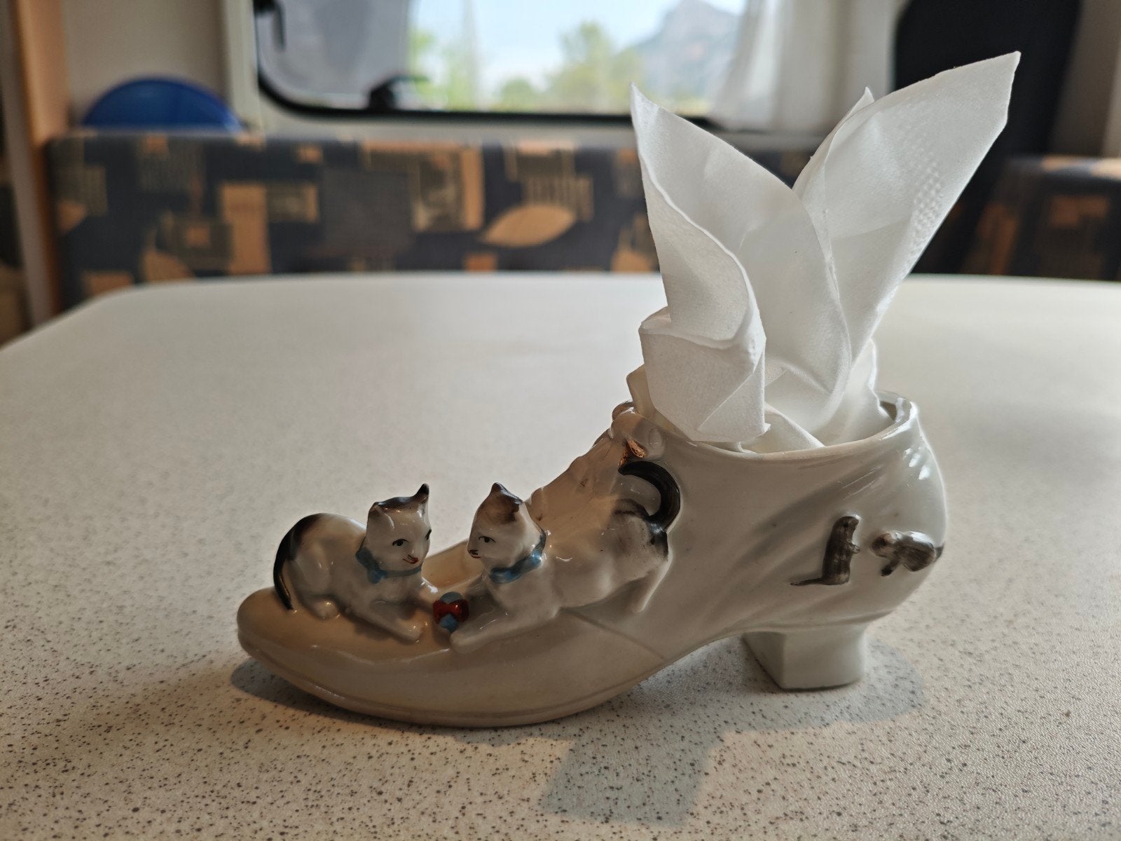 Decoratieve schoen met katjes en muisjes, Ophalen of Verzenden