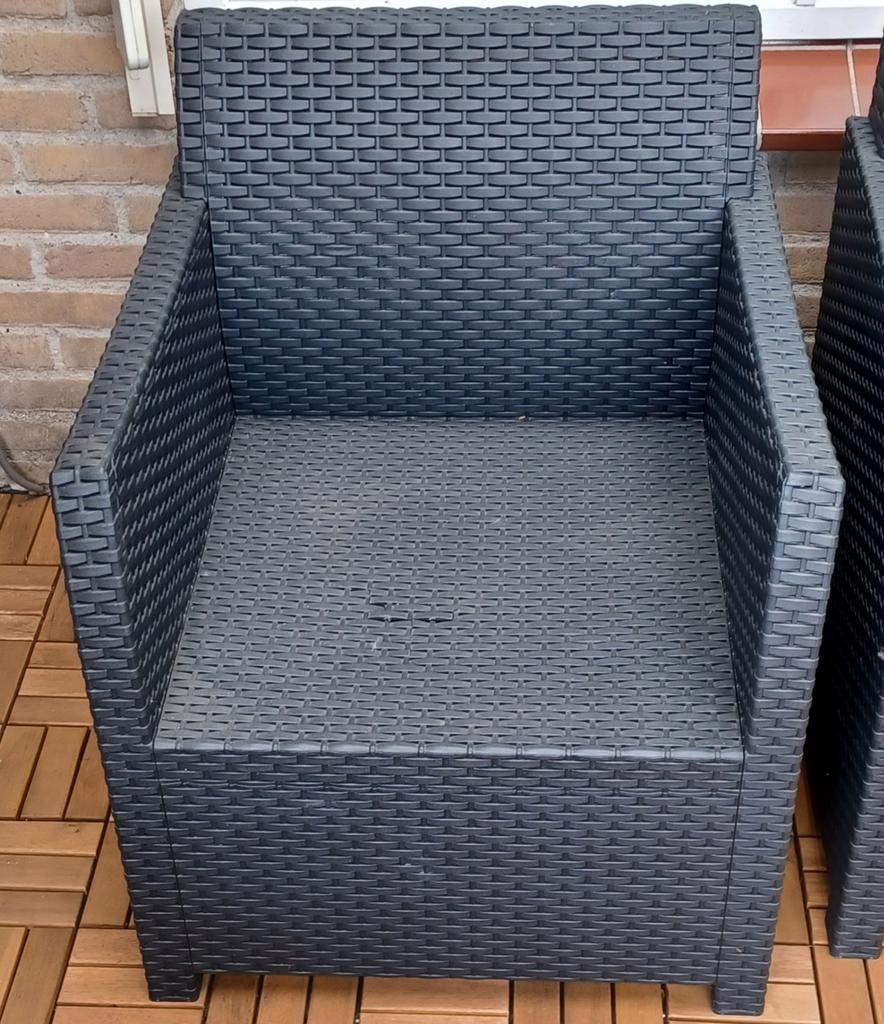 Gratis 2 beschadigde tuinstoelen (wicker look), Tuin en Terras, Ophalen, Gebruikt, Kunststof