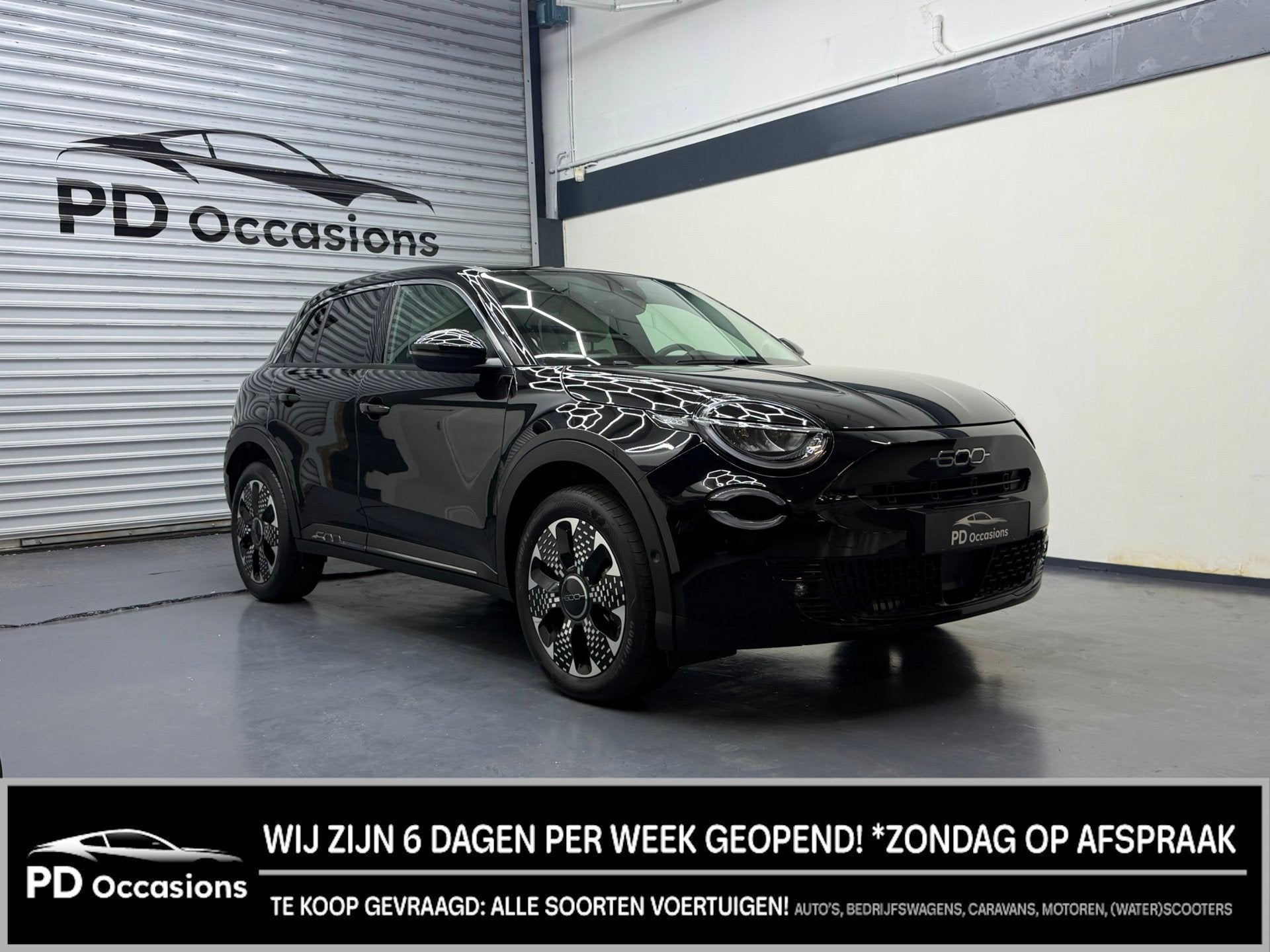 Fiat 600 1.2 Hybrid 145PK La Prima - Wit leer -Elek. Achterk, Auto's, Fiat, 145 pk, Gebruikt, 1199 cc, Zwart