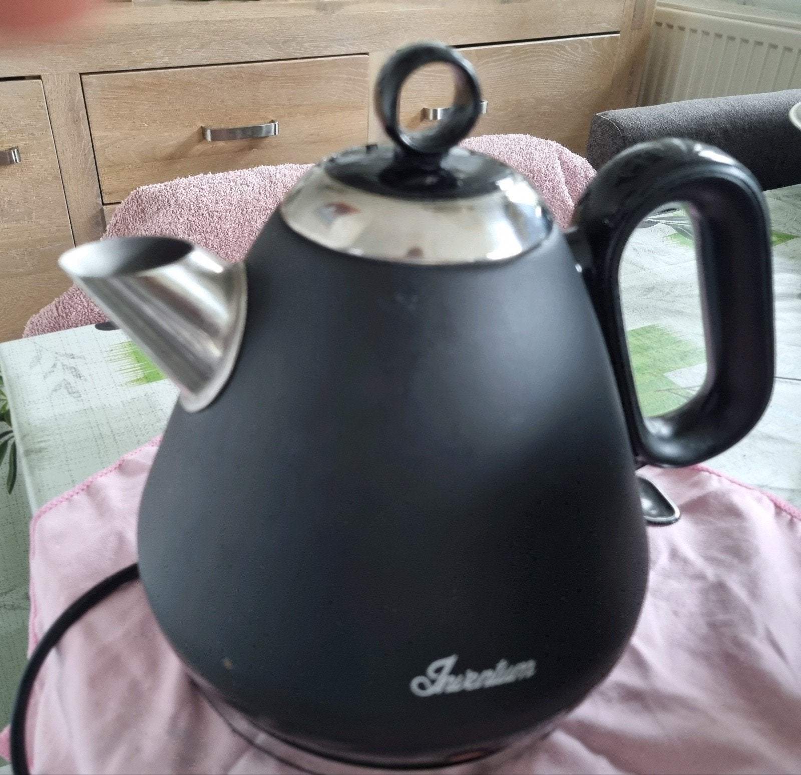 Inventum Retro Waterkoker HW617B – Mat Zwart, Witgoed en Apparatuur, Waterkokers, 1 tot 2 liter, Ophalen of Verzenden, Zo goed als nieuw