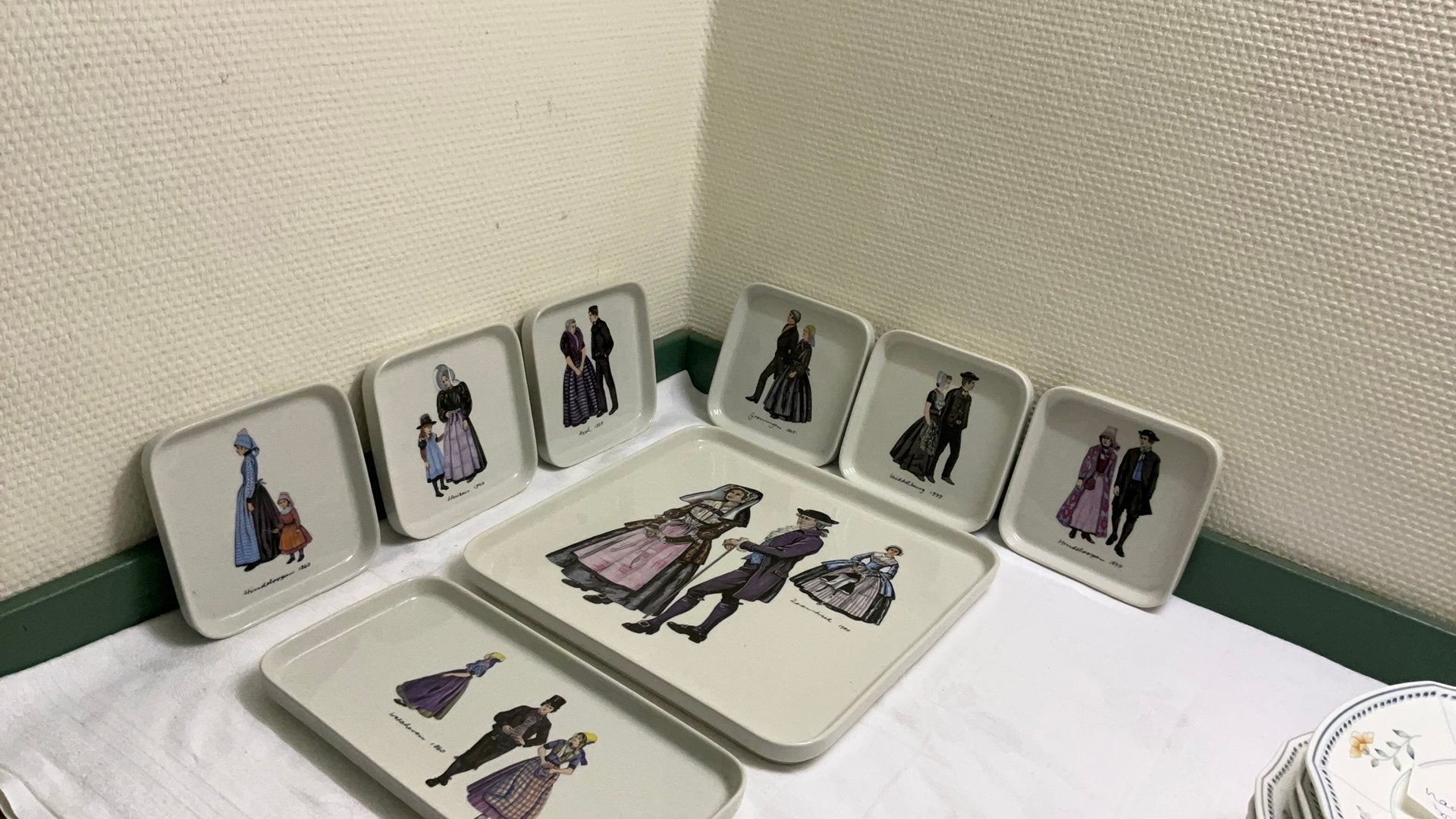 Villeroy en boch, klederdrachten , taart en cake schalen, Ophalen of Verzenden, Overige stijlen, Porselein, Schaal of Schalen