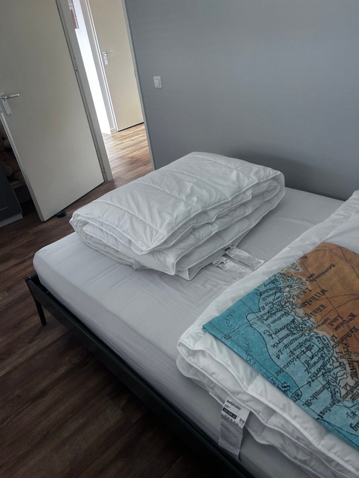 IKEA bedframe - zo goed als nieuw, Huis en Inrichting, Slaapkamer | Bedden, Ophalen, Zwart, 140 cm, Zo goed als nieuw