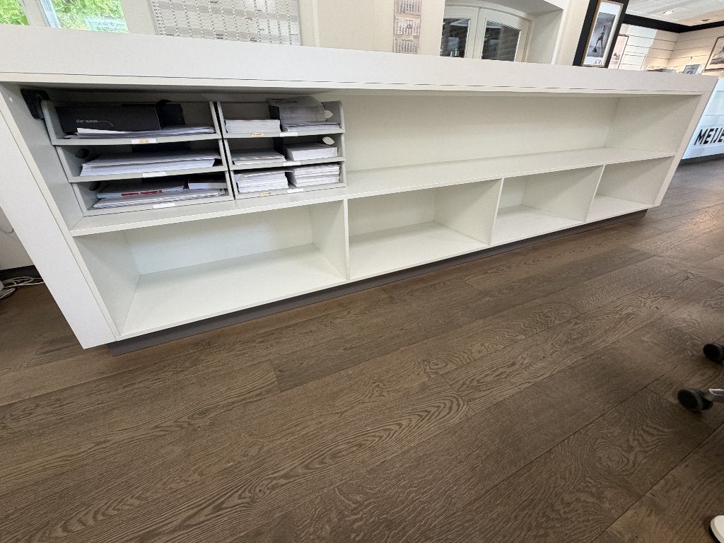 Moderne witte balie/eiland voor kantoor, winkel of galerie., Ophalen