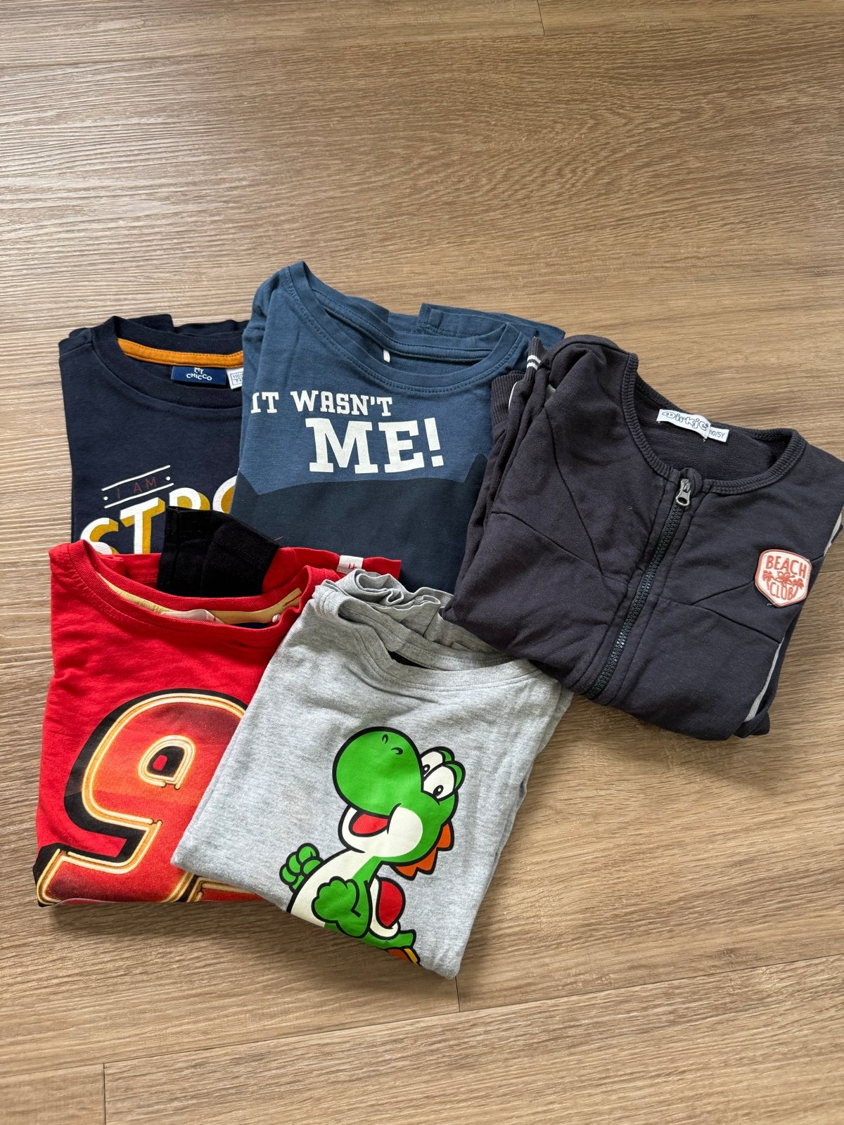 Kleding bundel maat 110 - 4x jongens shirts en 1 vest, Verzenden, Gebruikt, Maat 110