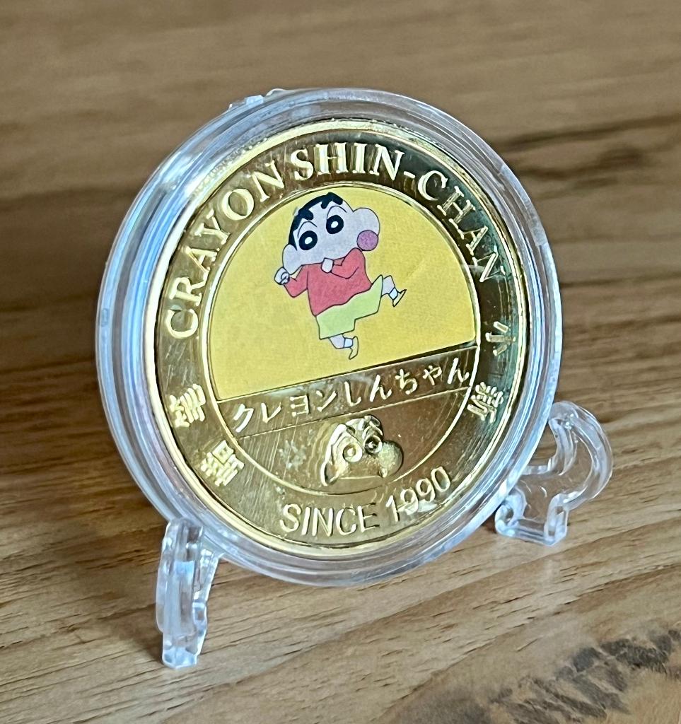 Shin-Chan 24kt goud vergulde munt +standaard (2, Verzamelen, Ophalen of Verzenden, Nieuw