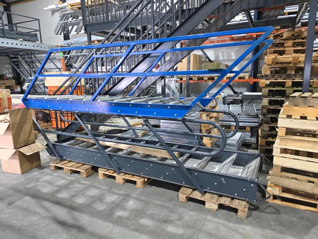 Stalen trappen Ruime keus nob1410, Ophalen, Zo goed als nieuw, 2 tot 4 meter