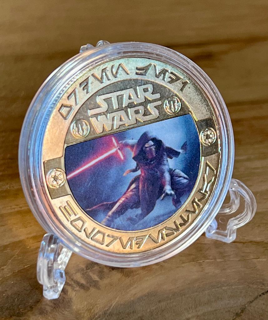 Kylo Ren 24kt goud vergulde munt +standaard, Verzamelen, Star Wars, Ophalen of Verzenden, Nieuw, Overige typen