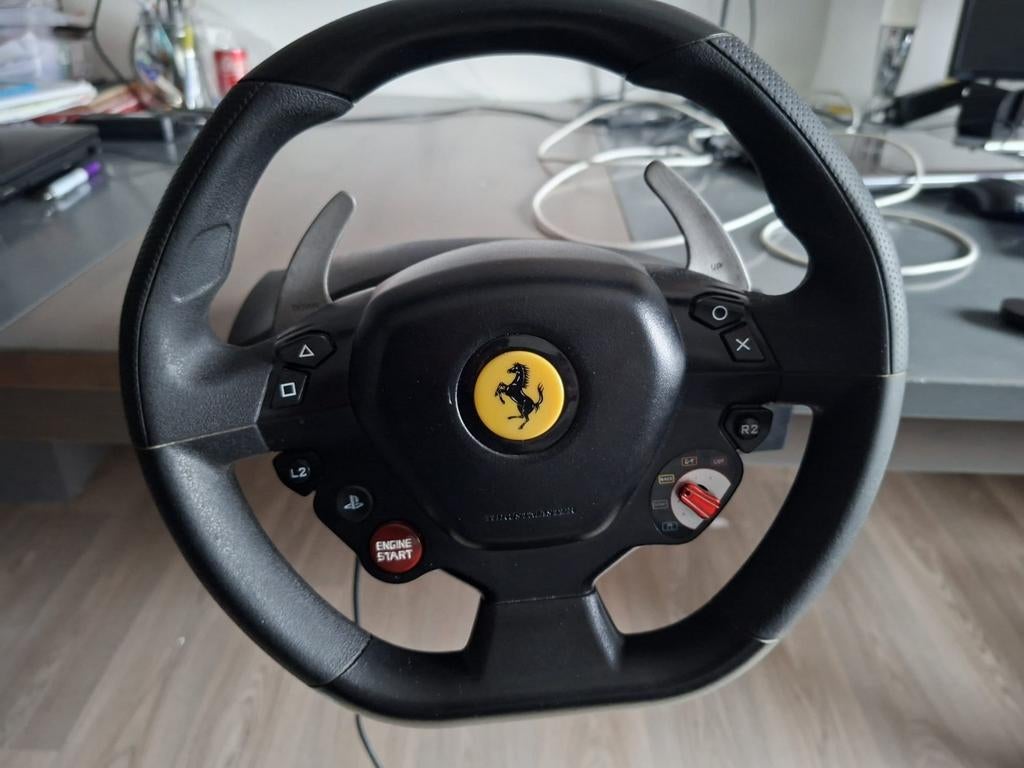 Thrustmaster Ferrari 458 Spider Racing Wheel PS4, met stoel, Spelcomputers en Games, Spelcomputers | Overige Accessoires, Zo goed als nieuw