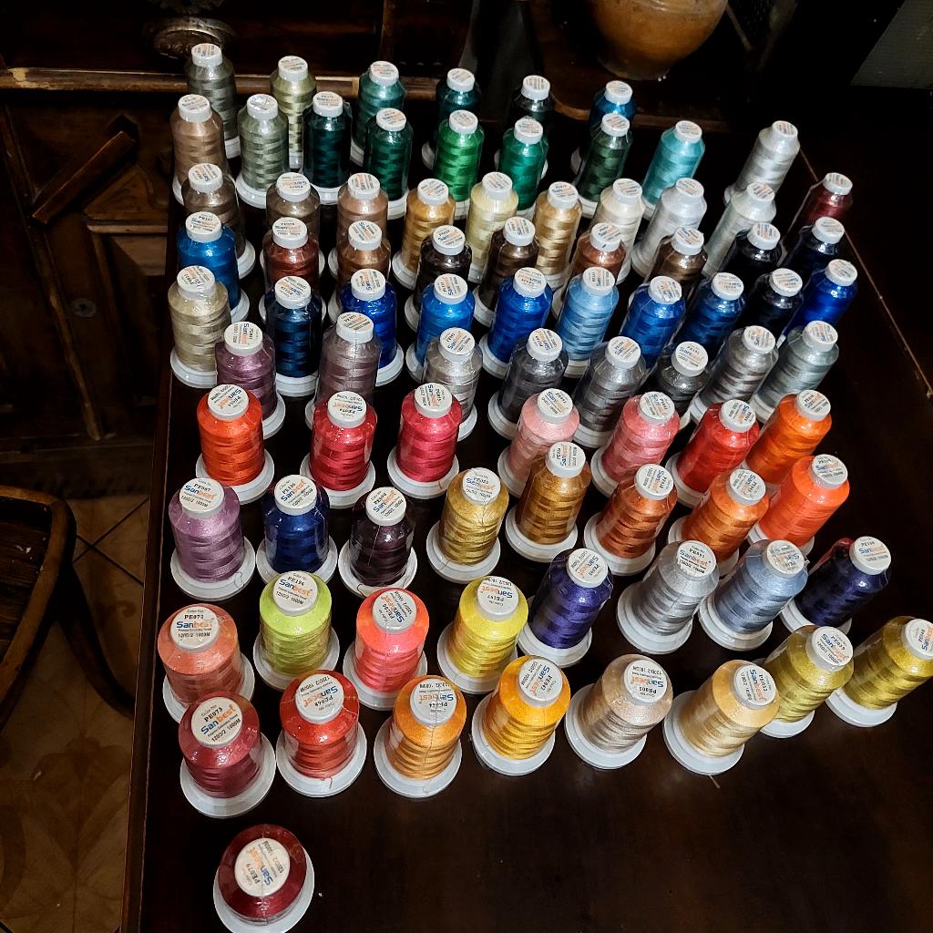 84 Klosjes Polyester Borduurgaren Set / Garen Borduren Klos, Hobby en Vrije tijd, Borduren en Borduurmachines, Verzenden, Nieuw
