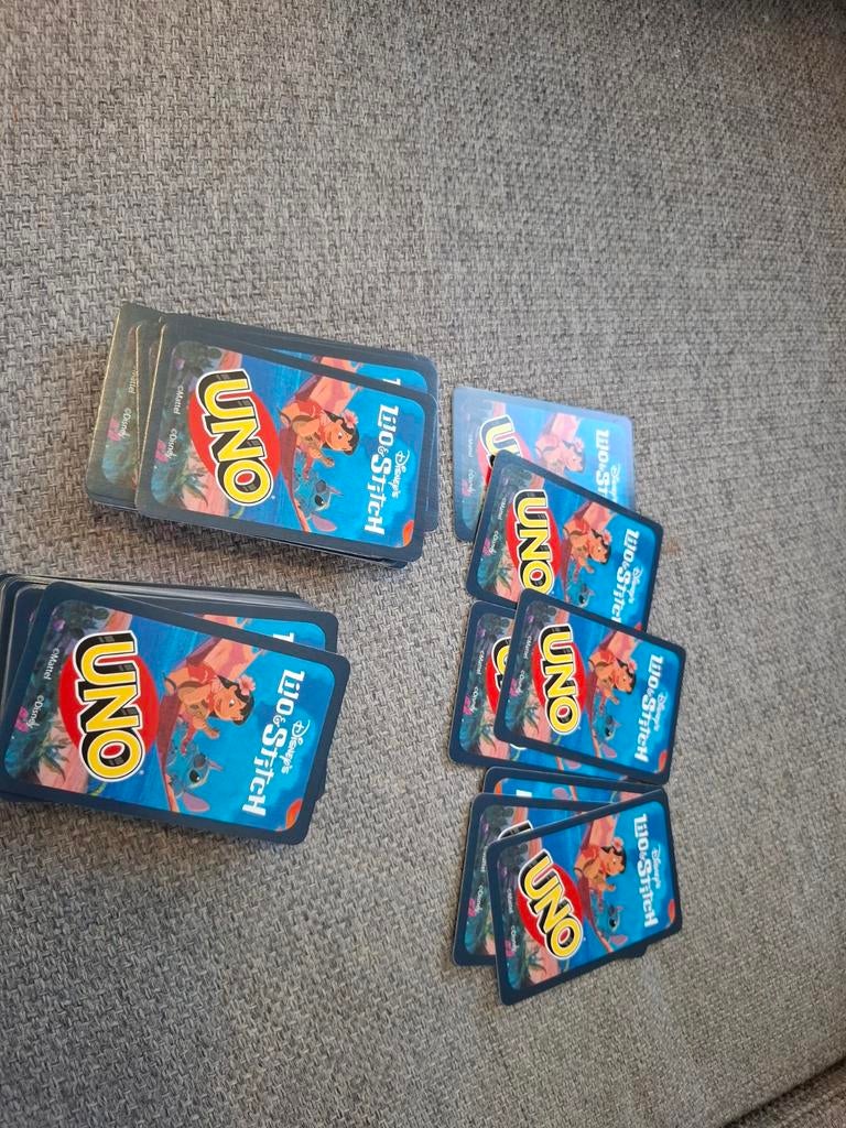Uno Stitch - Beschadigde verpakking, in bakje, Hobby en Vrije tijd, Gezelschapsspellen | Bordspellen, Mattel, Gebruikt, Ophalen of Verzenden