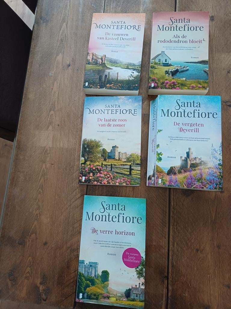 Serie De Vrouwen van Kasteel Deverill van Santa Montefiore., Ophalen of Verzenden, Zo goed als nieuw