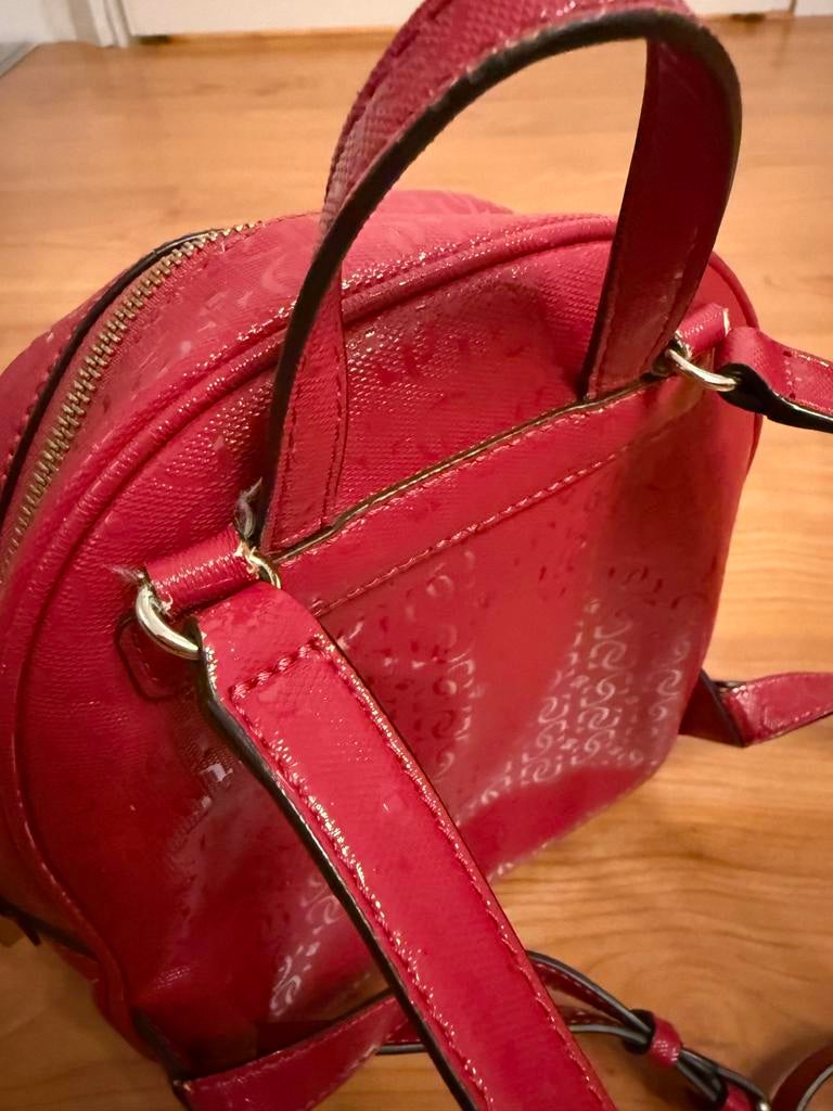 Rugzak GUESS rode, Sieraden, Tassen en Uiterlijk, Tassen | Rugtassen, Overige merken, Gebruikt, Minder dan 30 cm, Ophalen of Verzenden