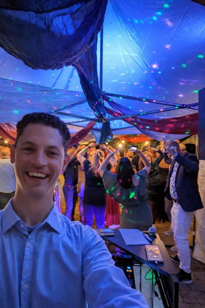 DJ voor alle soorten feesten inclusief licht & geluid, Dj
