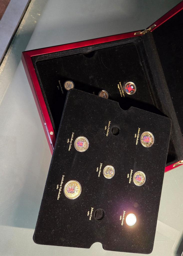 Eerbetoon aan het Gulden tijdperk muntbox, Postzegels en Munten, Setje, Koningin Beatrix, 2½ gulden, Goud